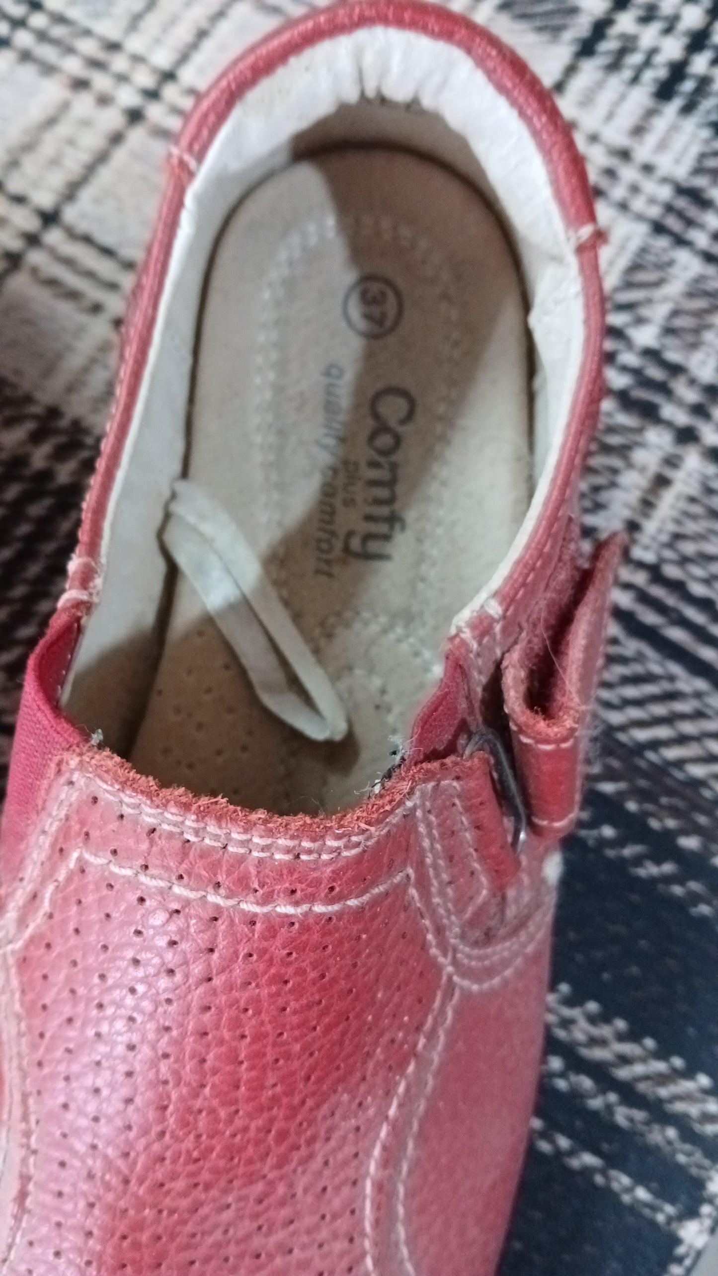 (37) Comfy | Red Shoes