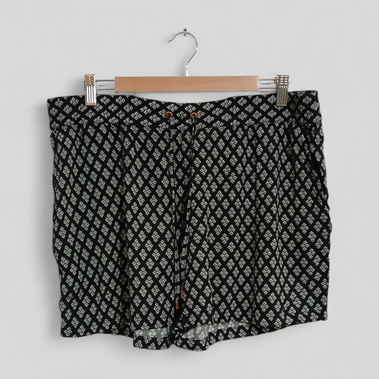 (14) Target | Patterened Shorts