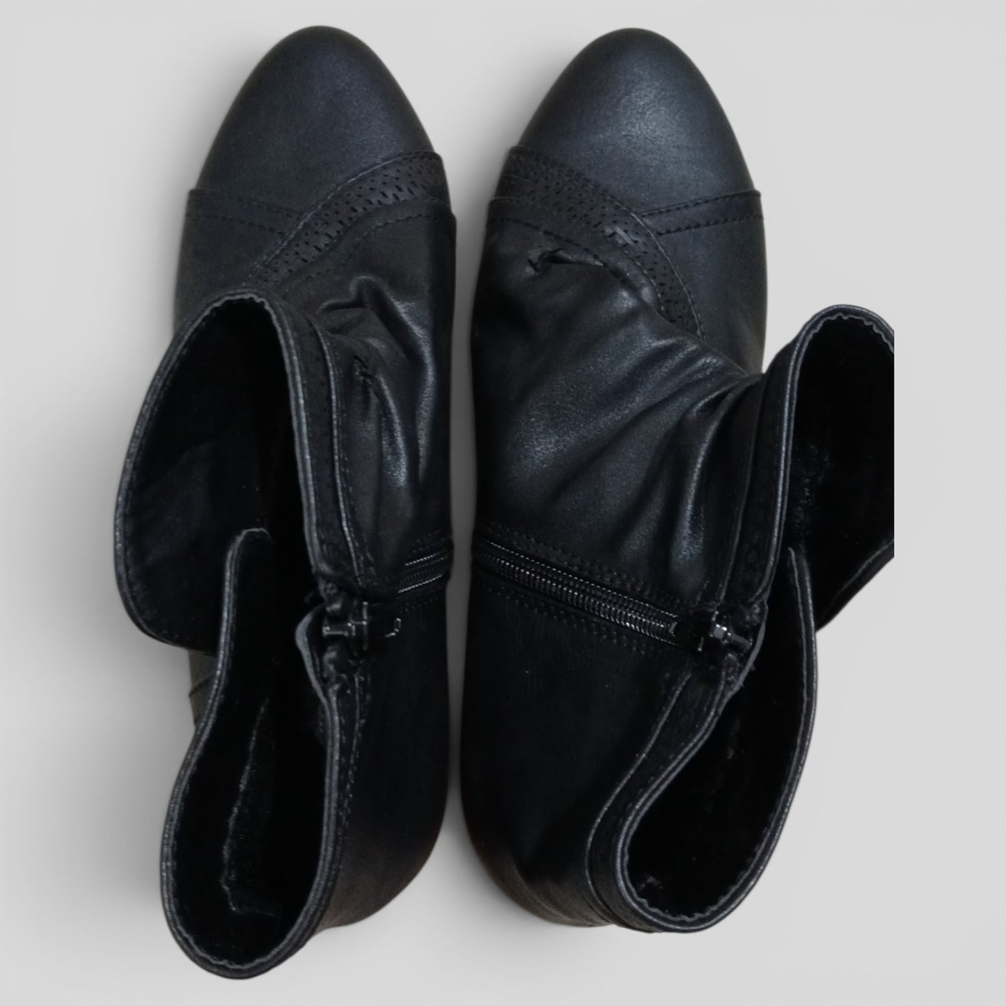 (38) Black Boots