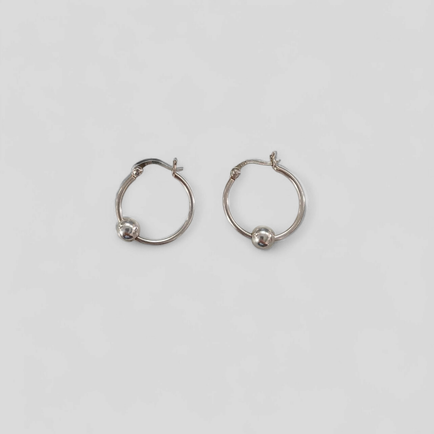 Bella Donna Silver | EARRING SILVER HOOP WITH BALL