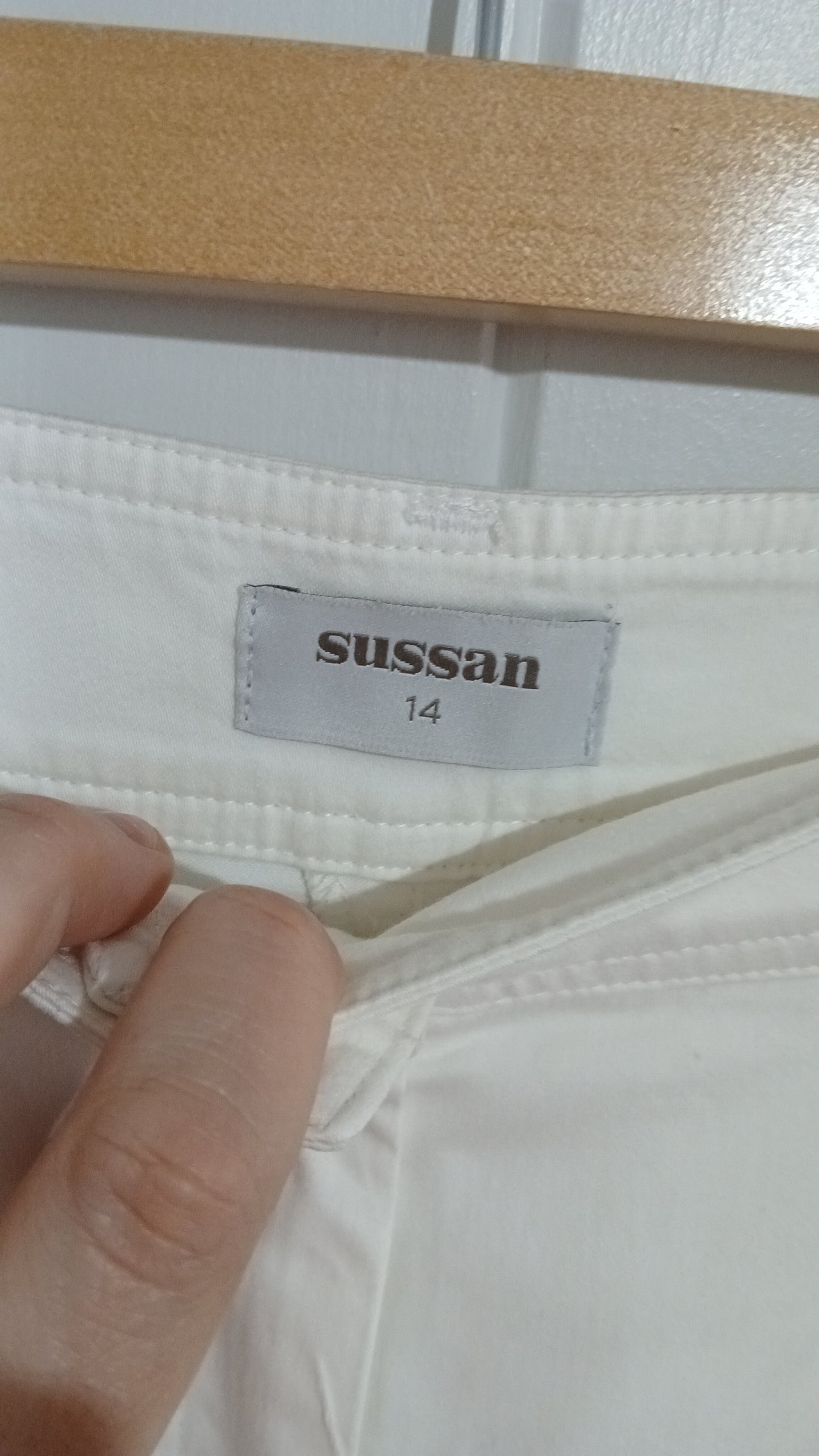 (14) Sussan | White Capris