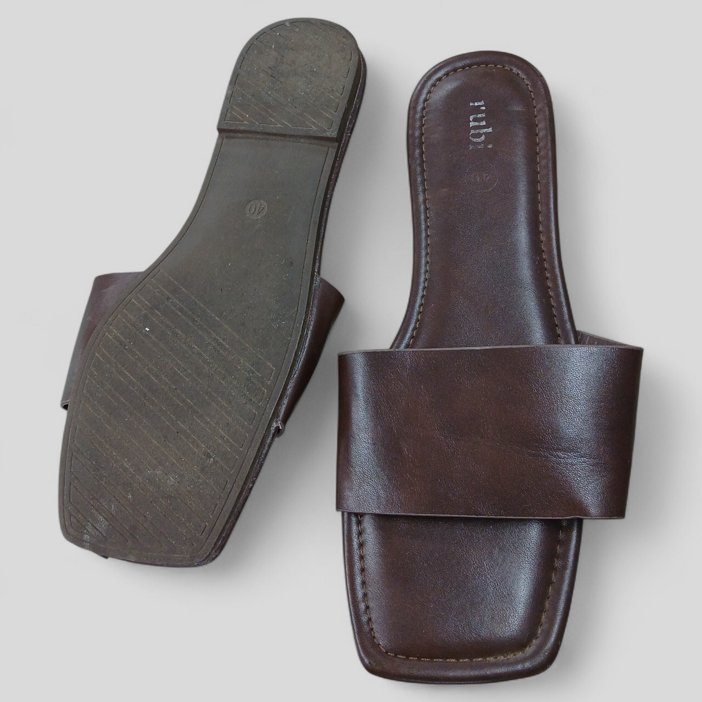 (40) Rubi | Brown Slides