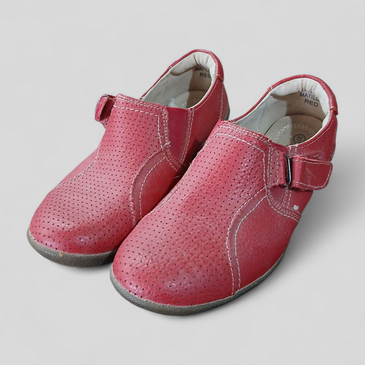 (37) Comfy | Red Shoes