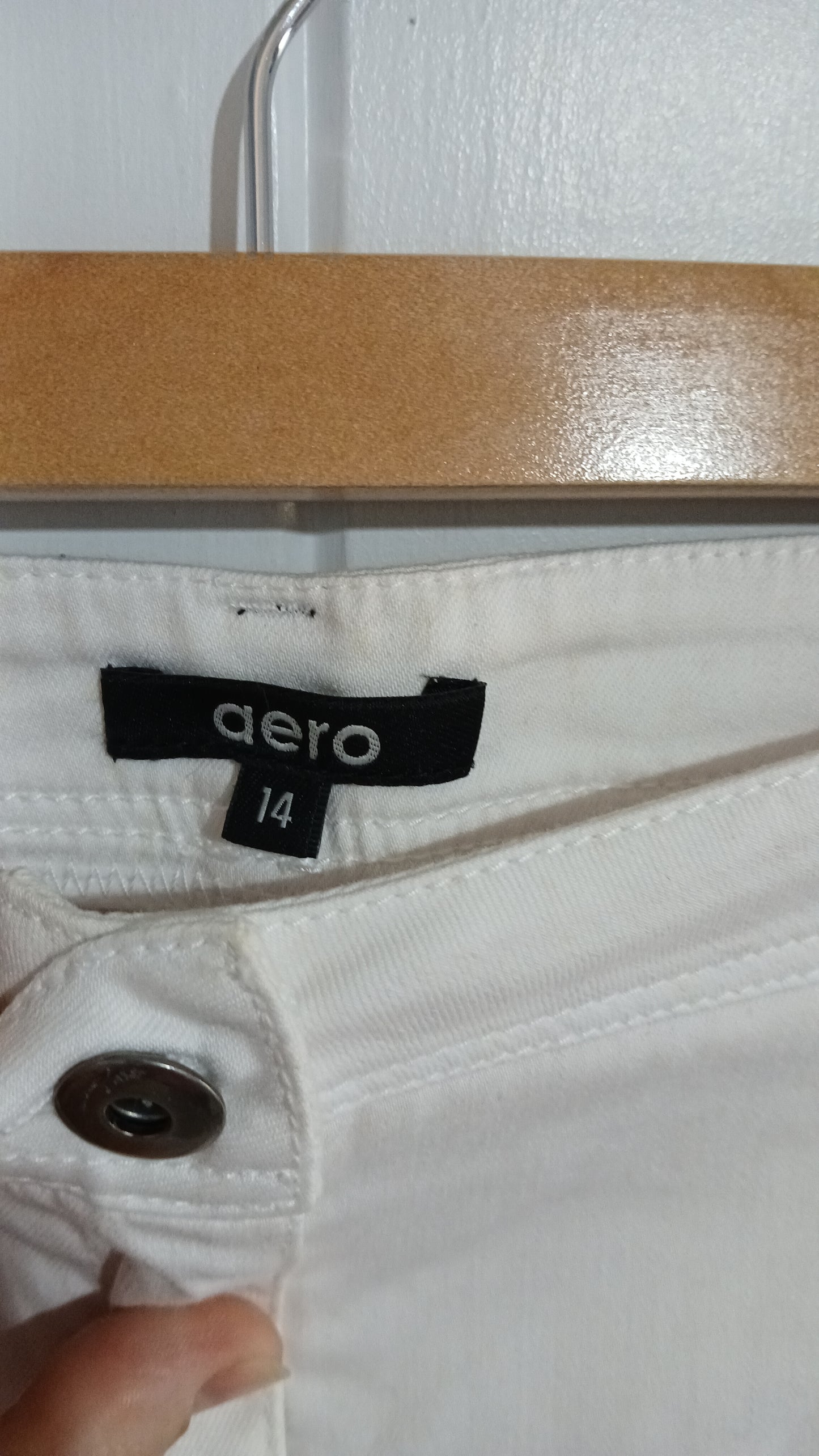(14) Aero | White Capris