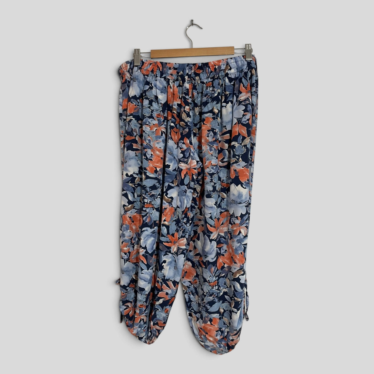 (14) Mary Q | Floral Capris