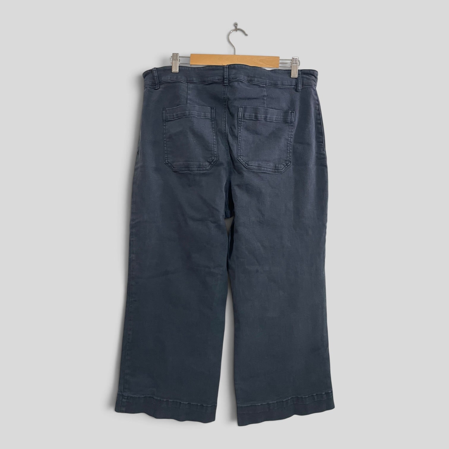 Image of (16+) Target Curve | Navy Capris