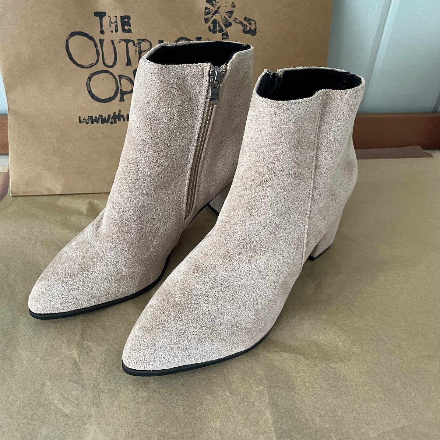 (40) BNWT suede side zip beige/dusty pink boots