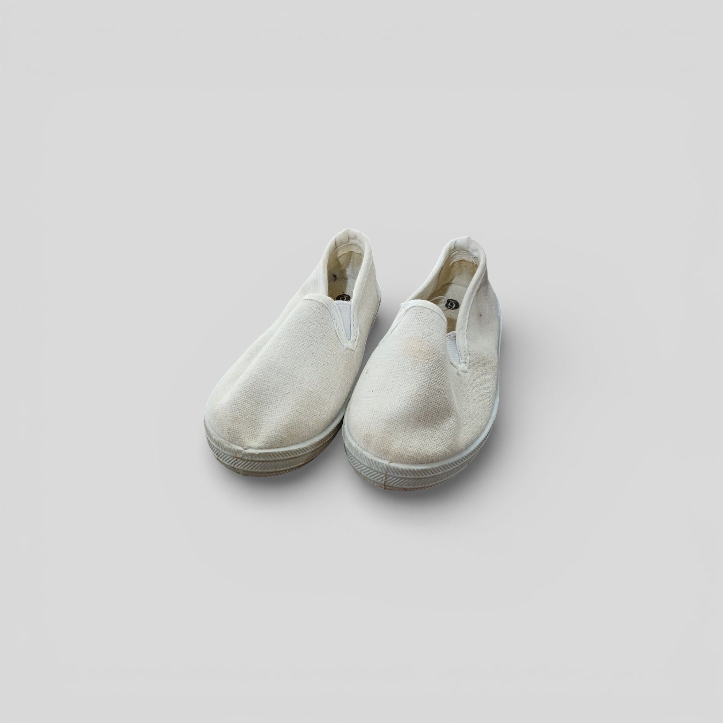 (6JNR) White Canvas Shoes
