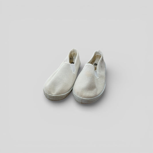 (6JNR) White Canvas Shoes