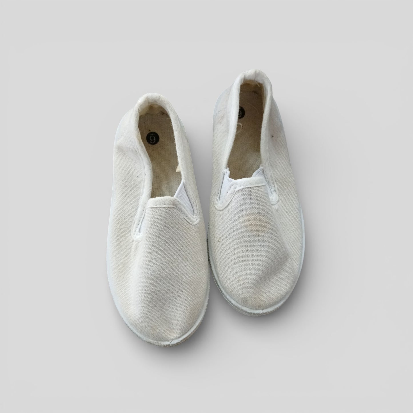 (6JNR) White Canvas Shoes