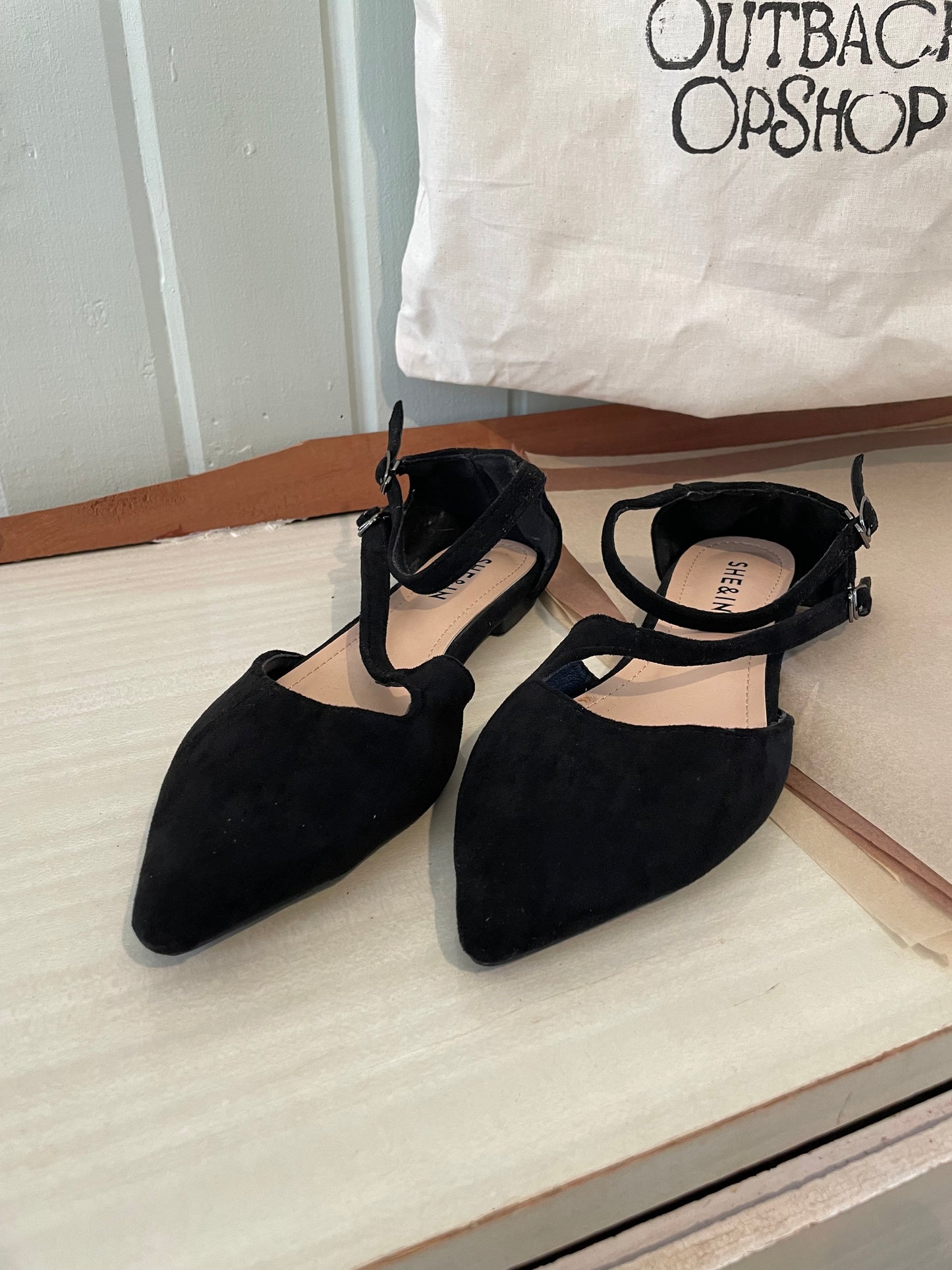 (40) Suede Black Flats Point