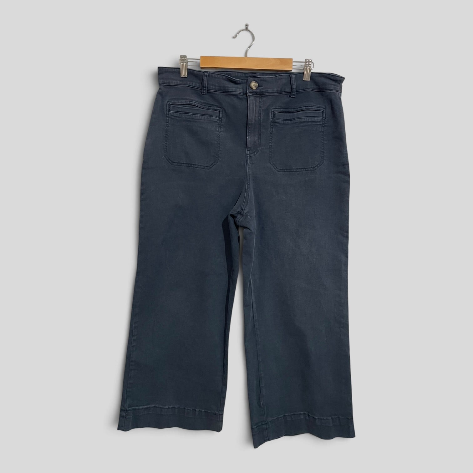Image of (16+) Target Curve | Navy Capris