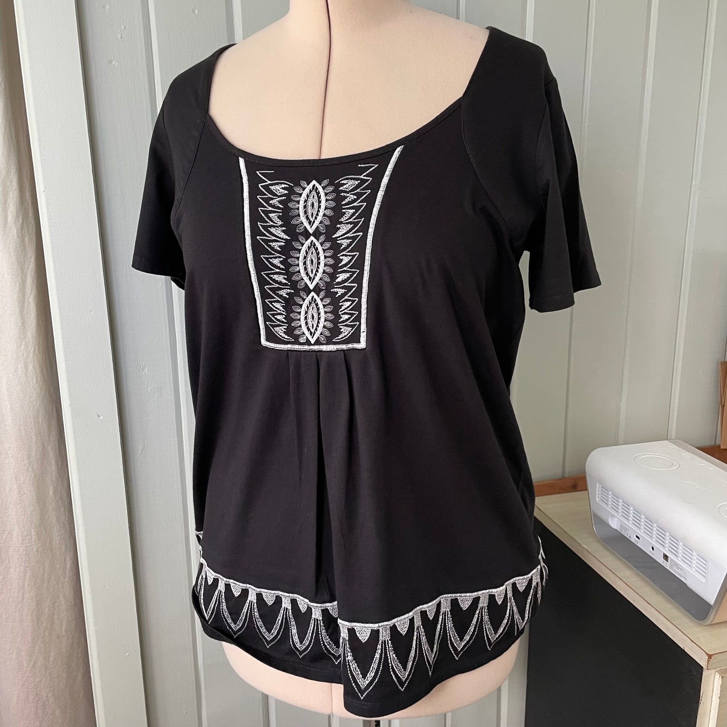 (16) Moda Black Blouse