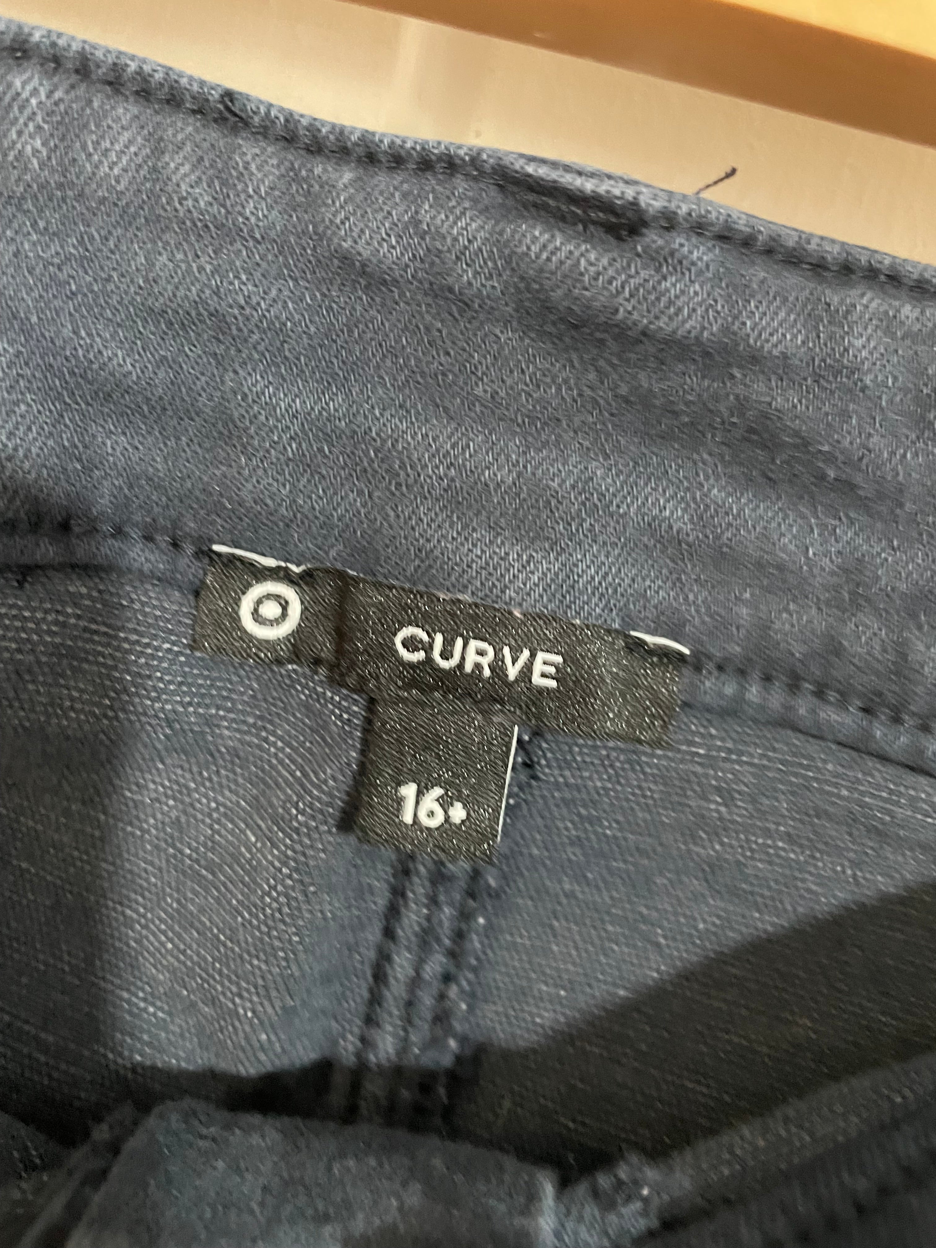 Image of (16+) Target Curve | Navy Capris