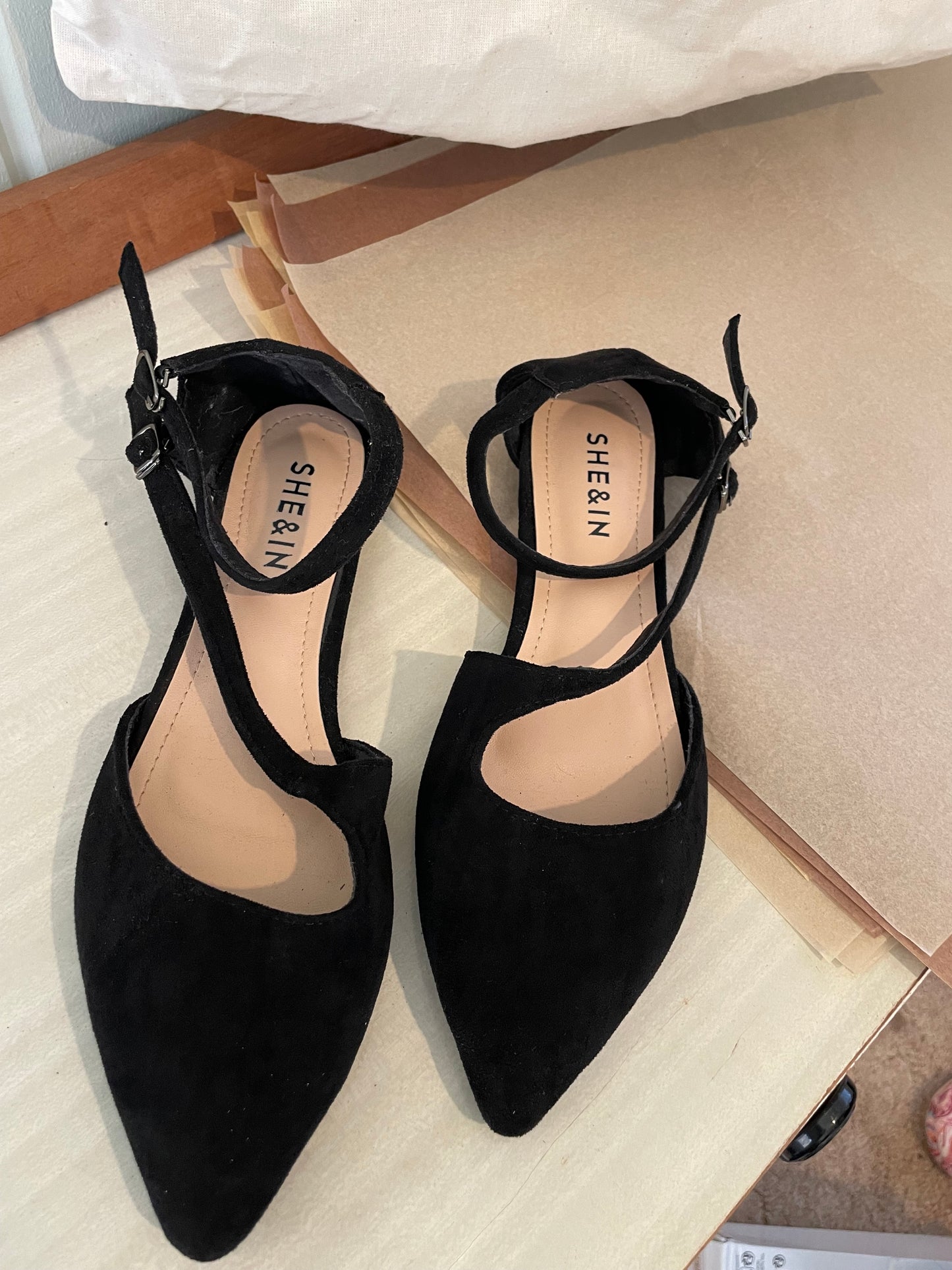 (40) Suede Black Flats Point