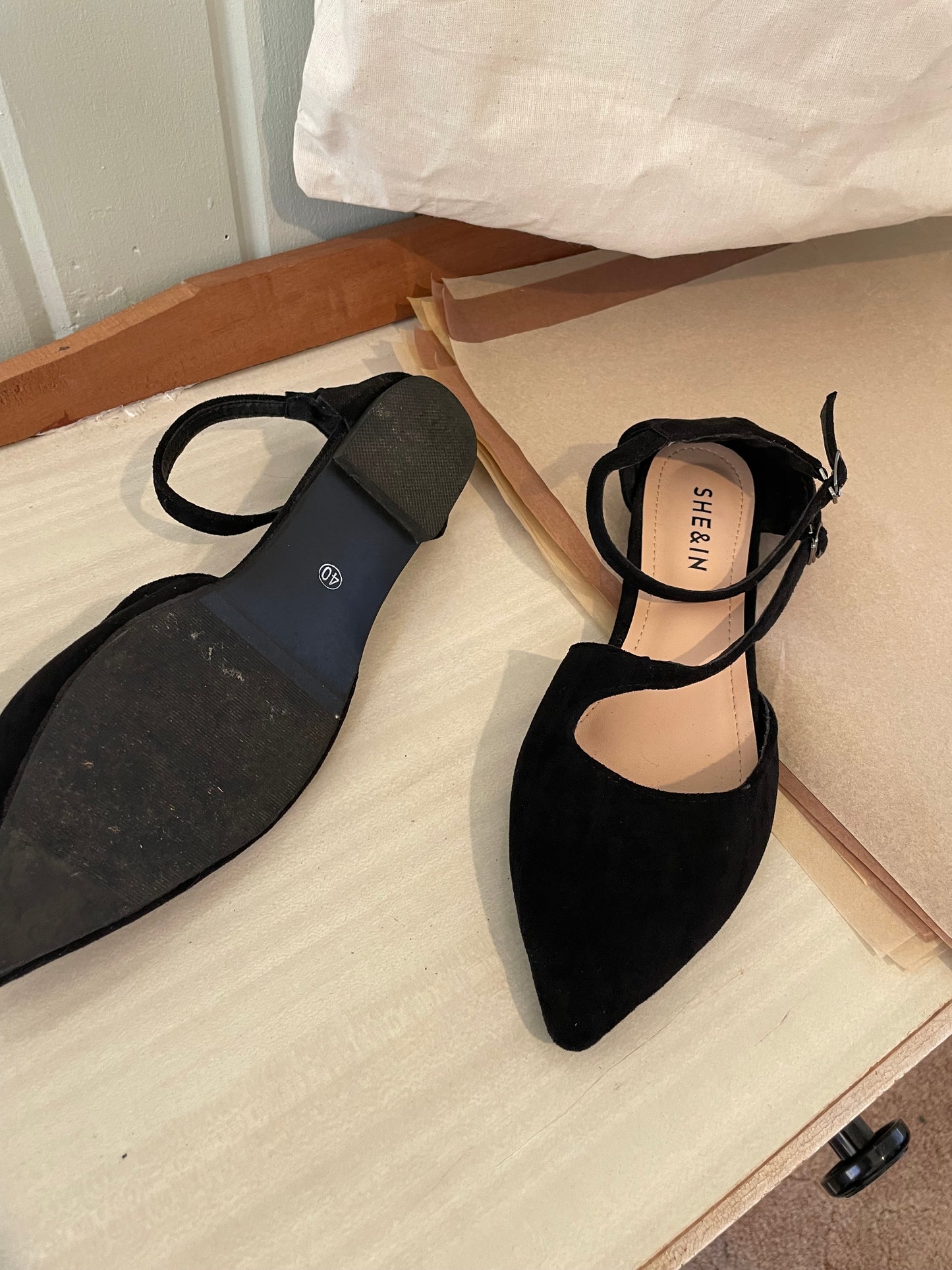 (40) Suede Black Flats Point