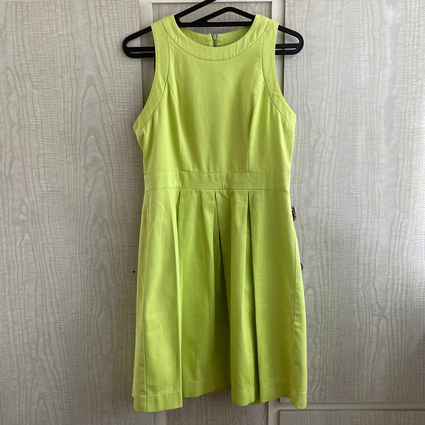 (10) Cue In The City Lime Green Dress