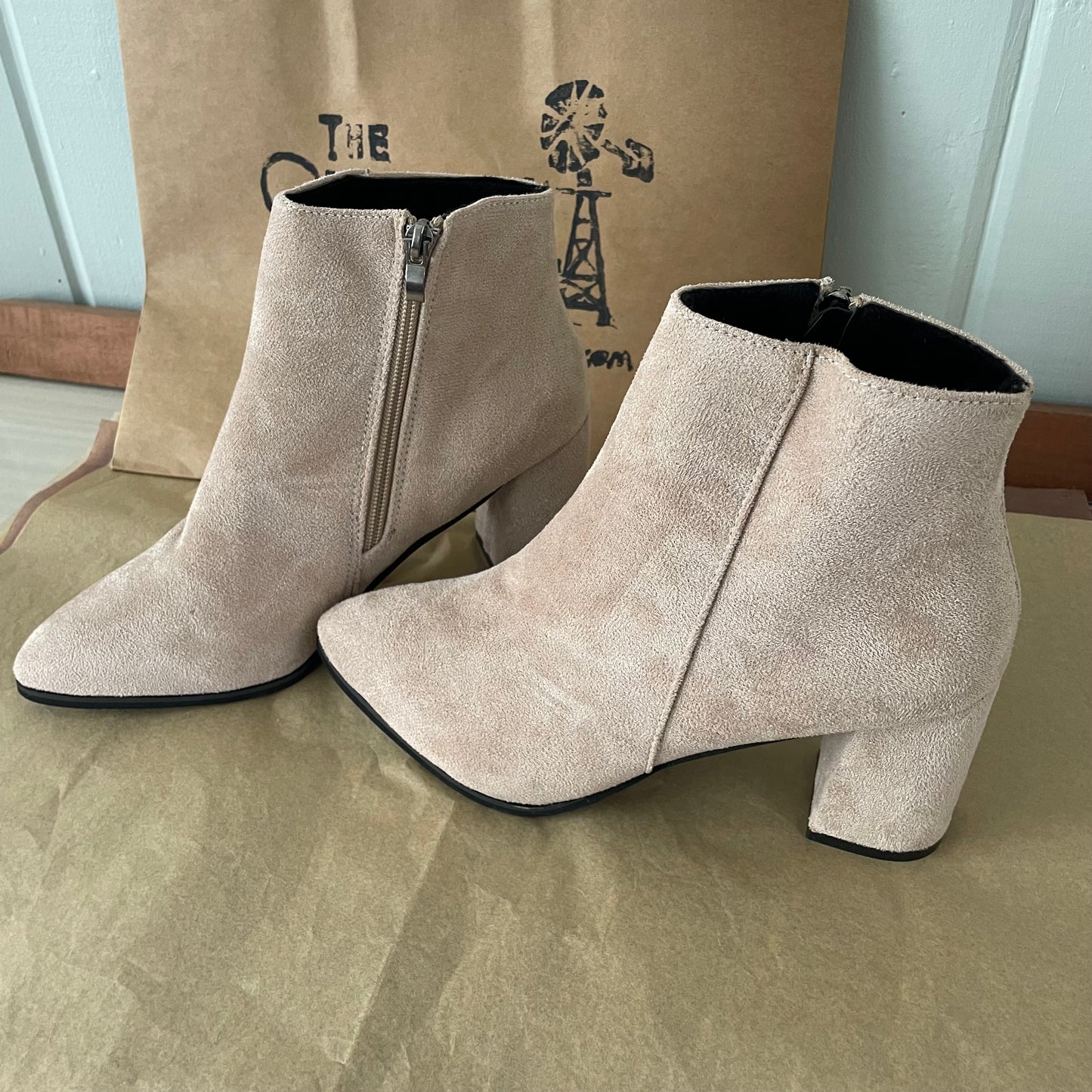 (40) BNWT suede side zip beige/dusty pink boots