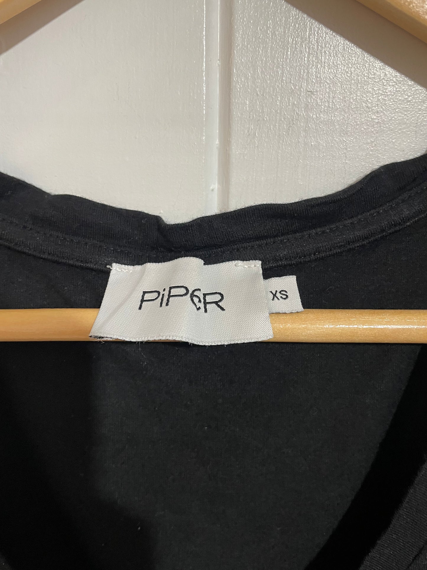 (XS) Piper | Black Tee
