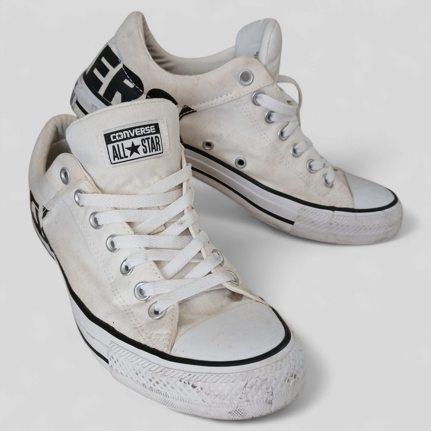 (9) Converse - white