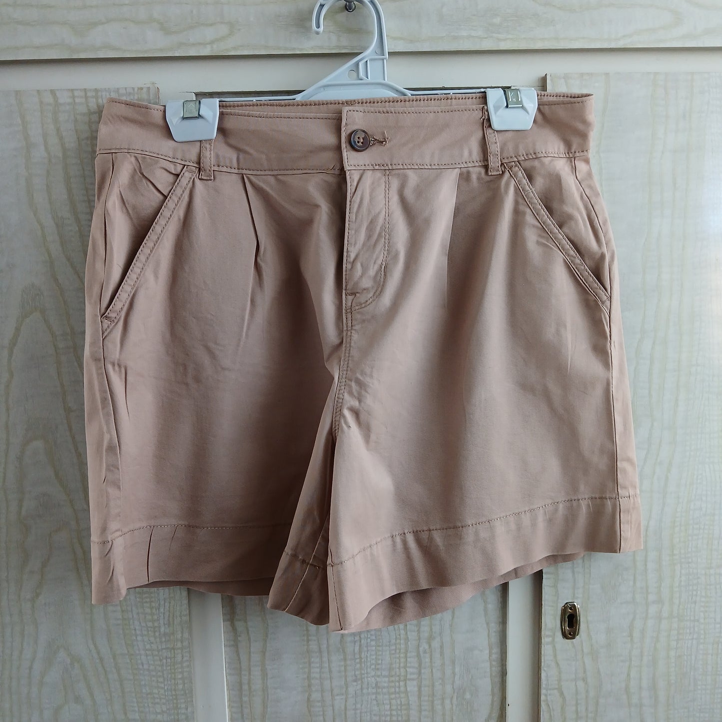 (12) &me Cream Shorts