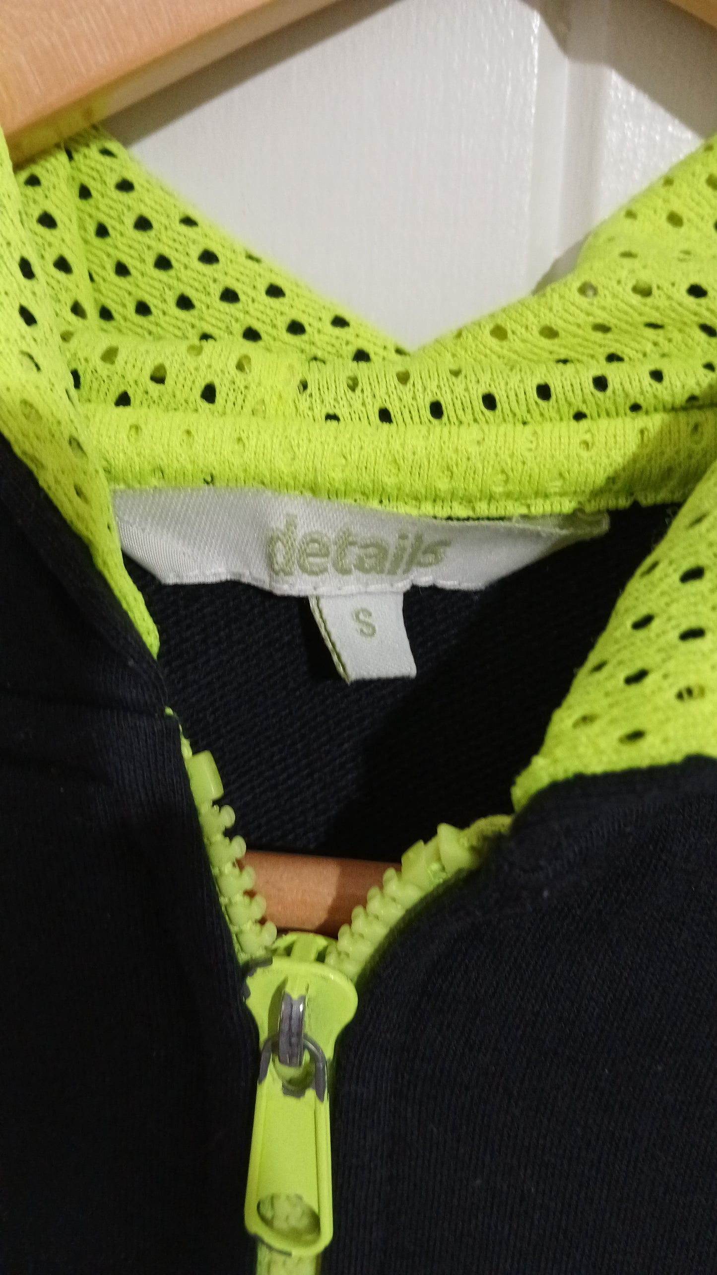 (S) Details | Black / Yellow Hoodie