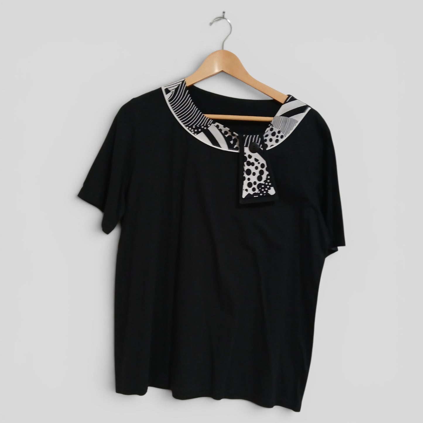 (M) Black Blouse | BW Sbstract Collar