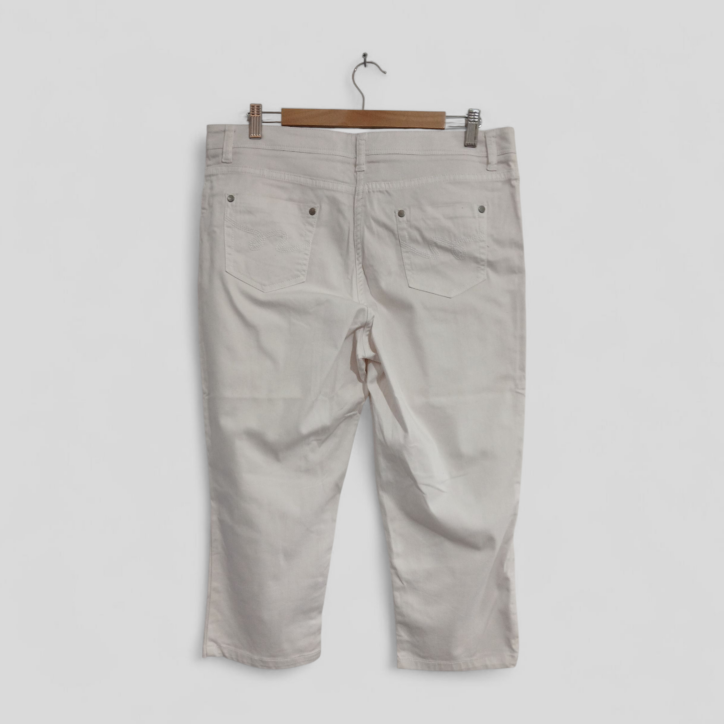 (14) Aero | White Capris