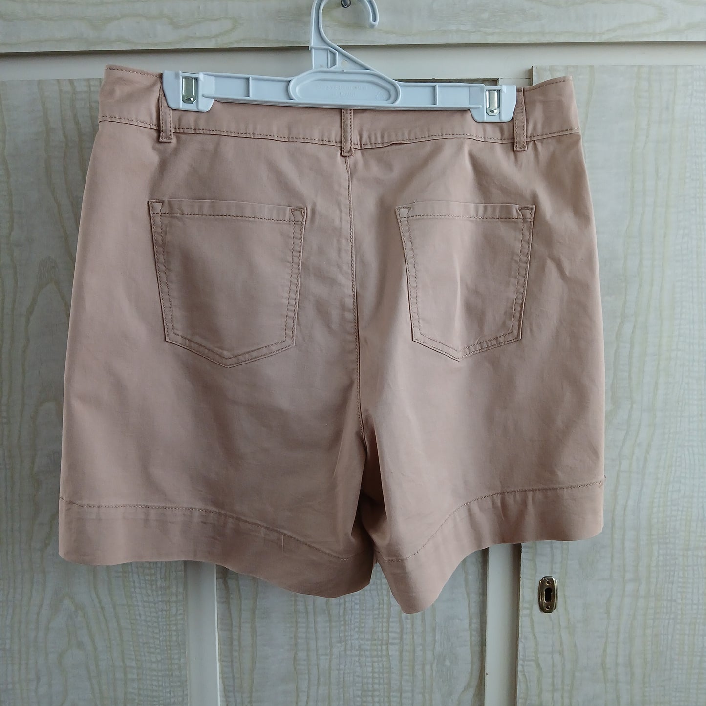 (12) &me Cream Shorts