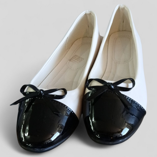 (42) BNWOT | White Black Flats