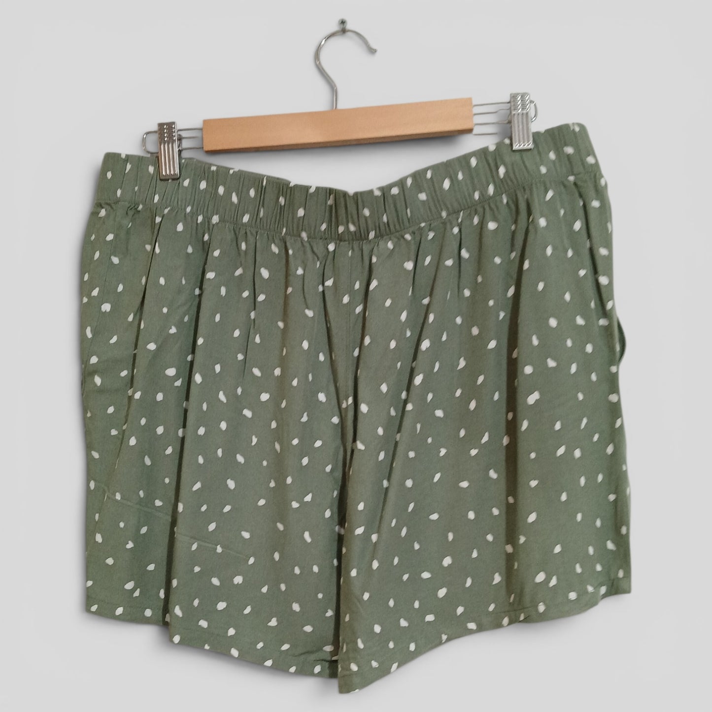 (16) Target | Green Spot Shorts