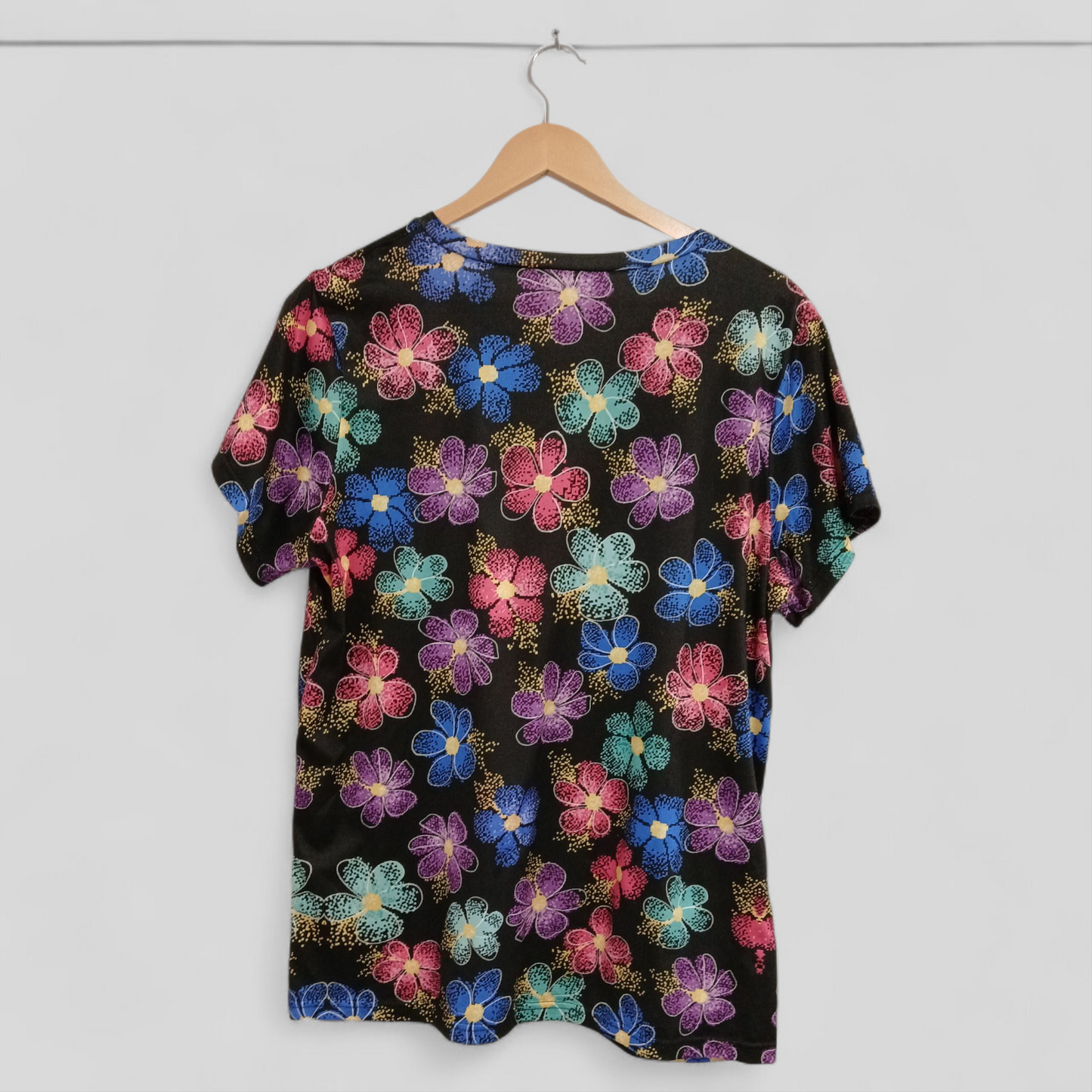 (L) Scrub Shirt | Black Purple Pink Blue Flowers
