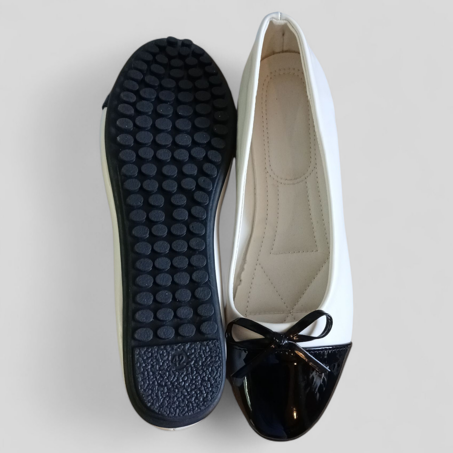 (42) BNWOT | White Black Flats
