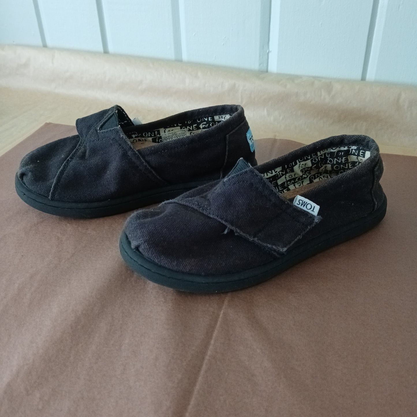 (11 kids) Tom's Black Canvas Shoes