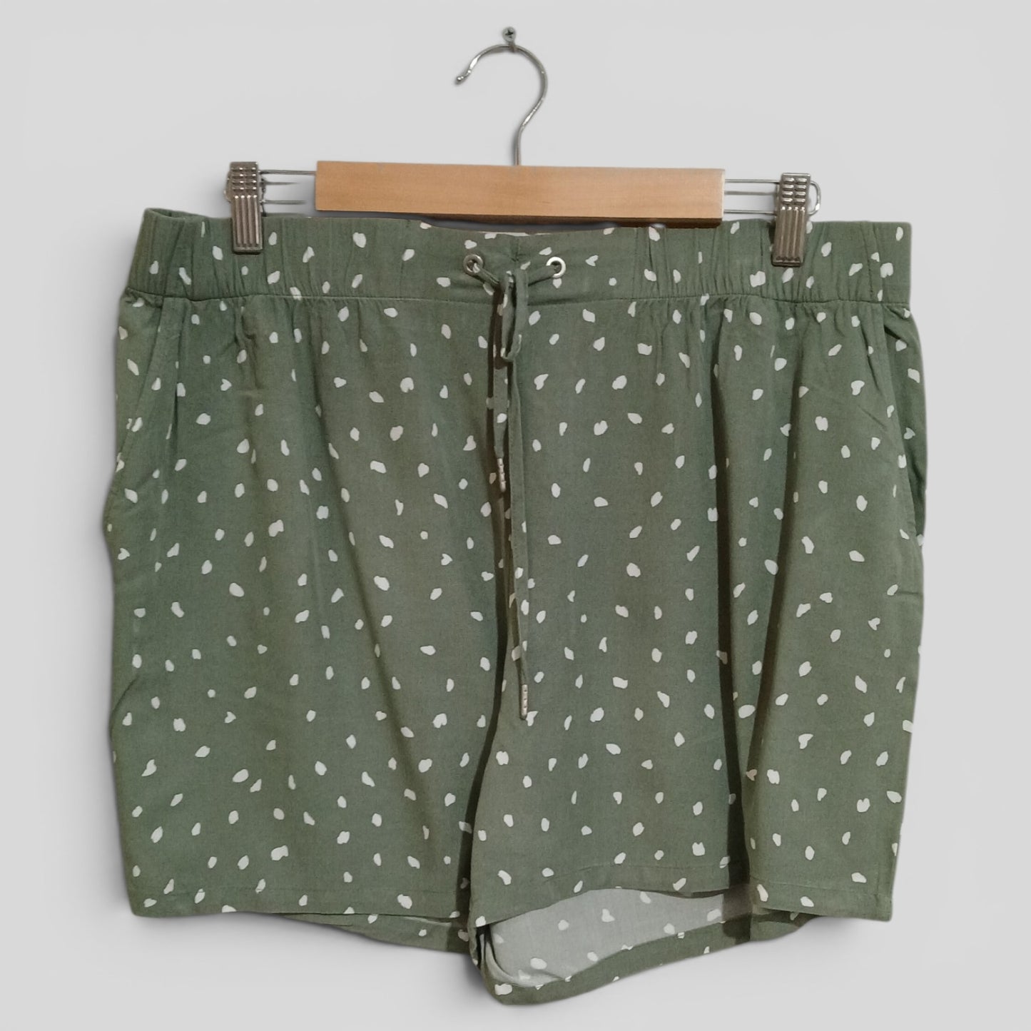 (16) Target | Green Spot Shorts