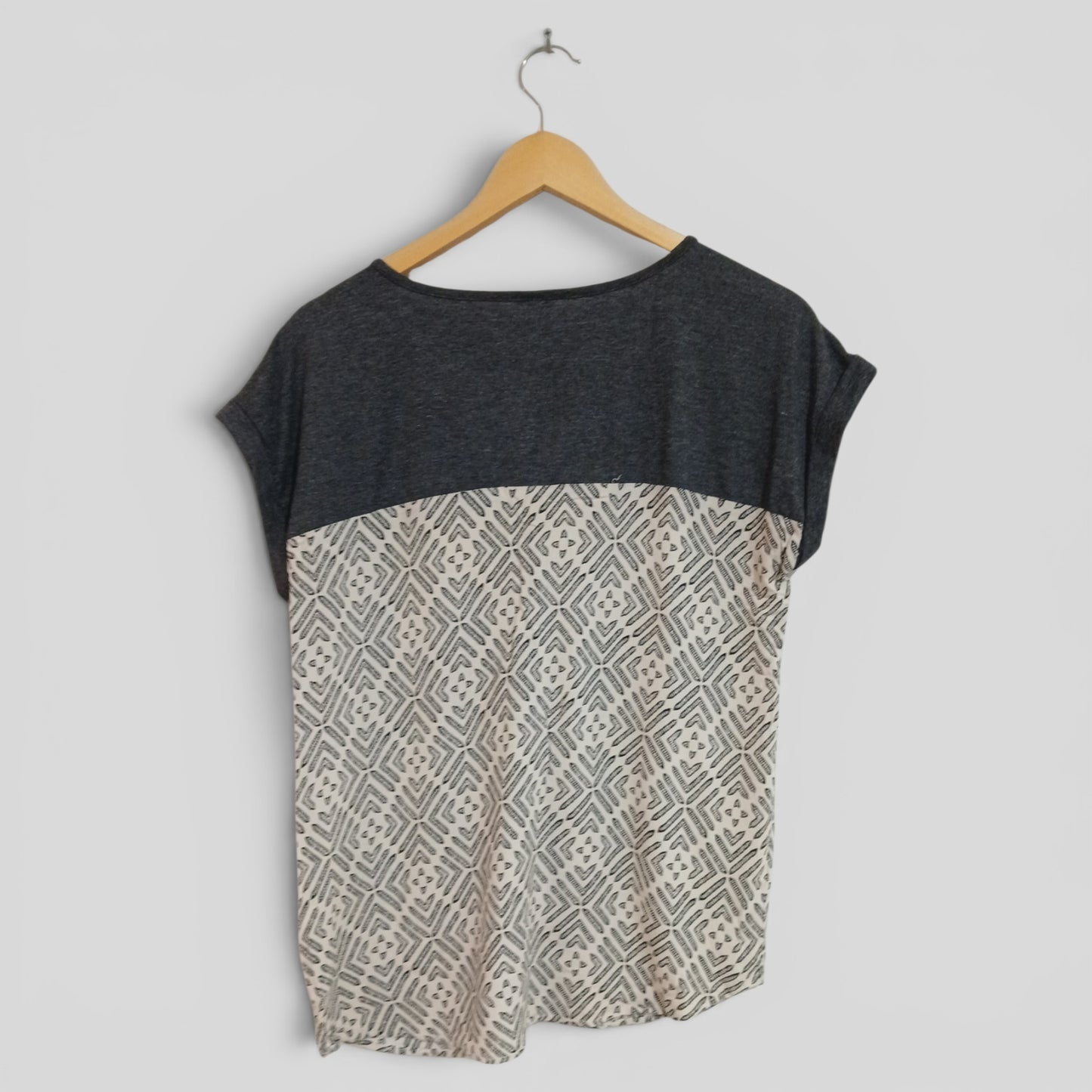 (10) Rivers | Grey/ Patterned Tee