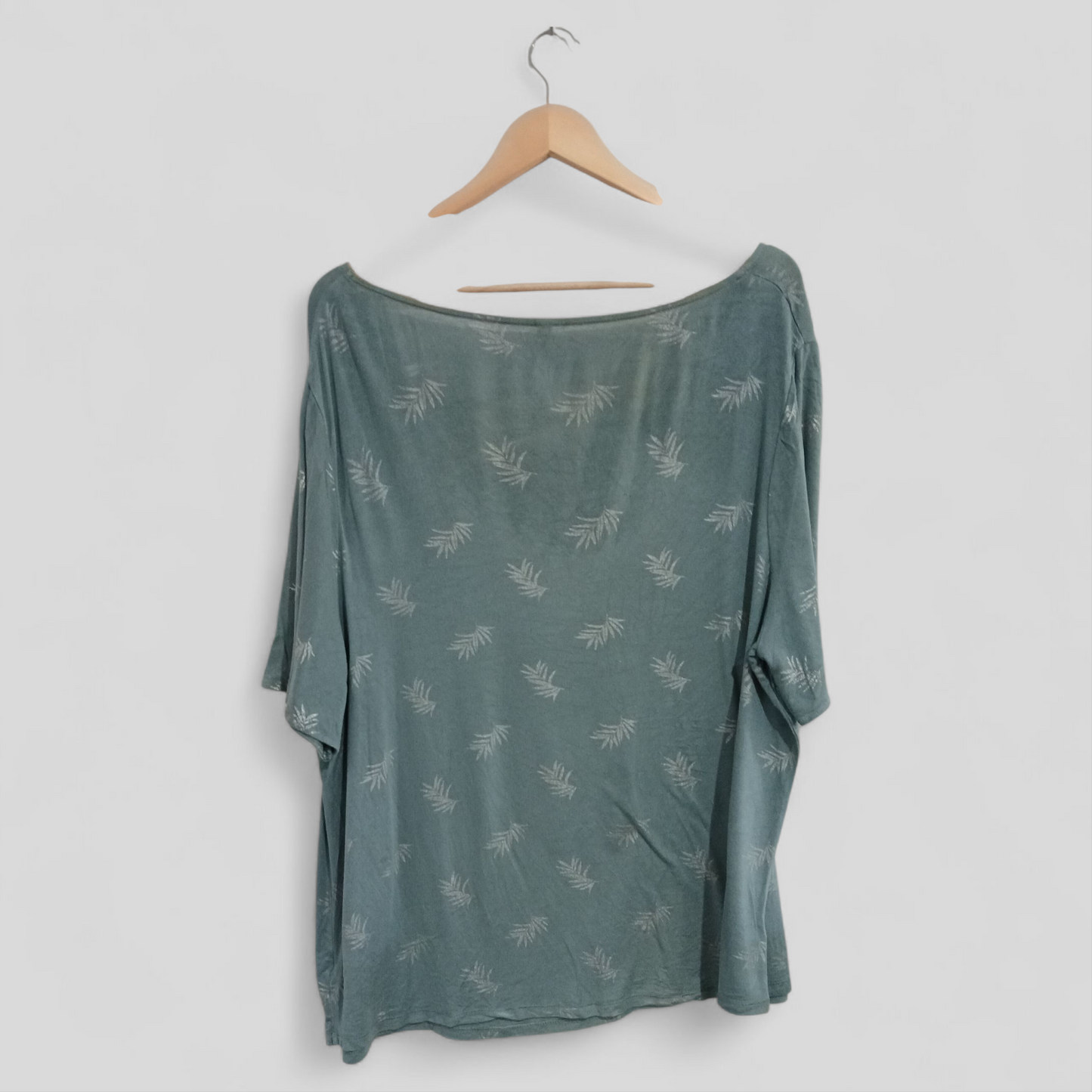 (16) Avella | Tee