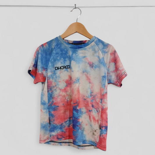 (8JNR) DHARCO | Blue/Pink Tee