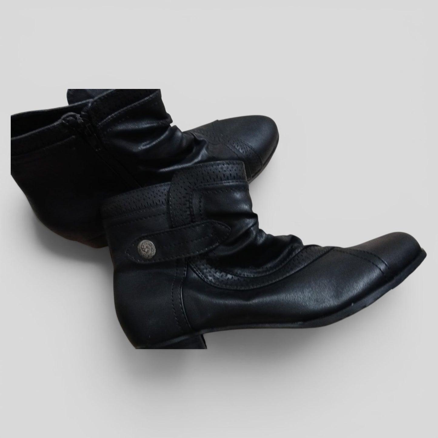 (38) Black Boots