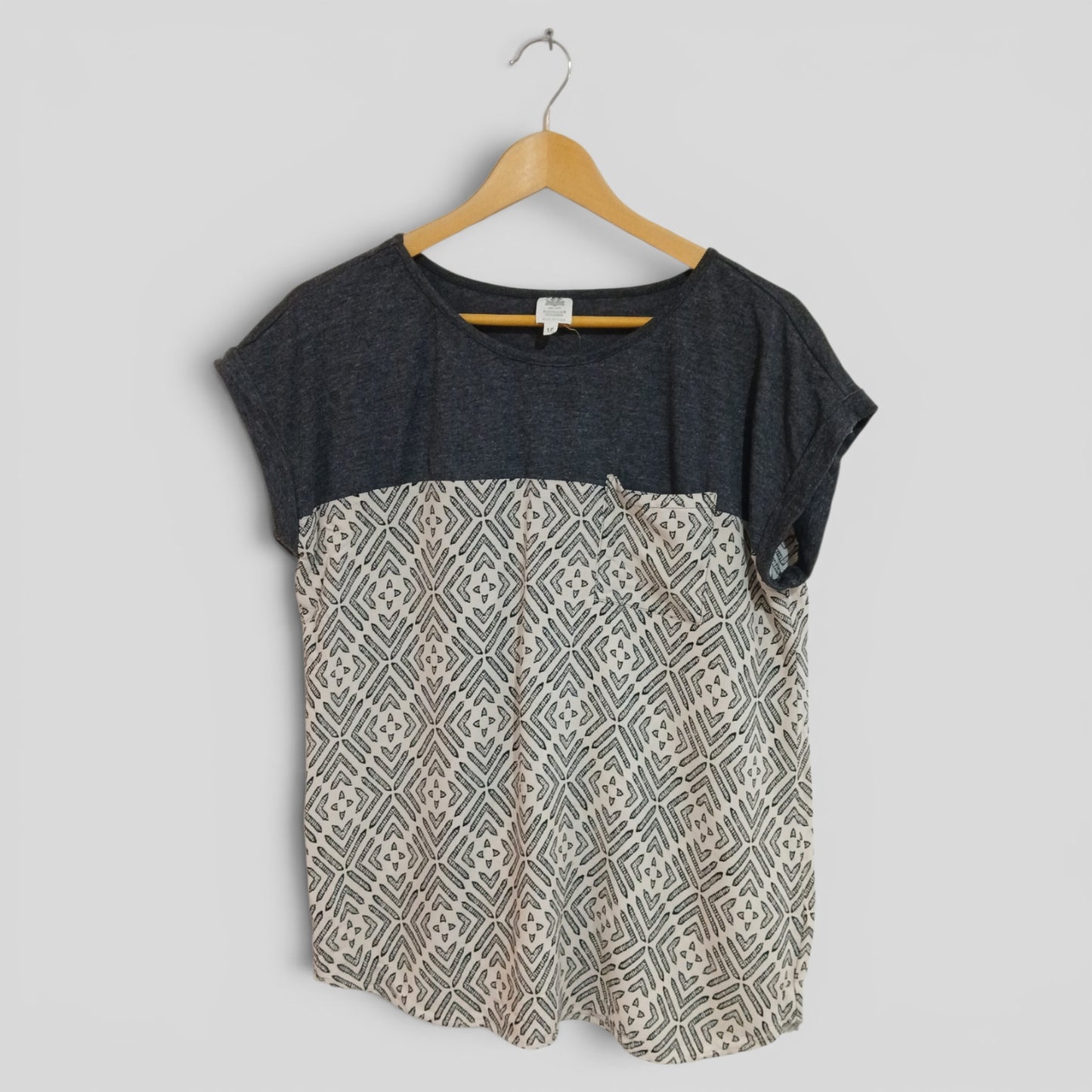 (10) Rivers | Grey/ Patterned Tee