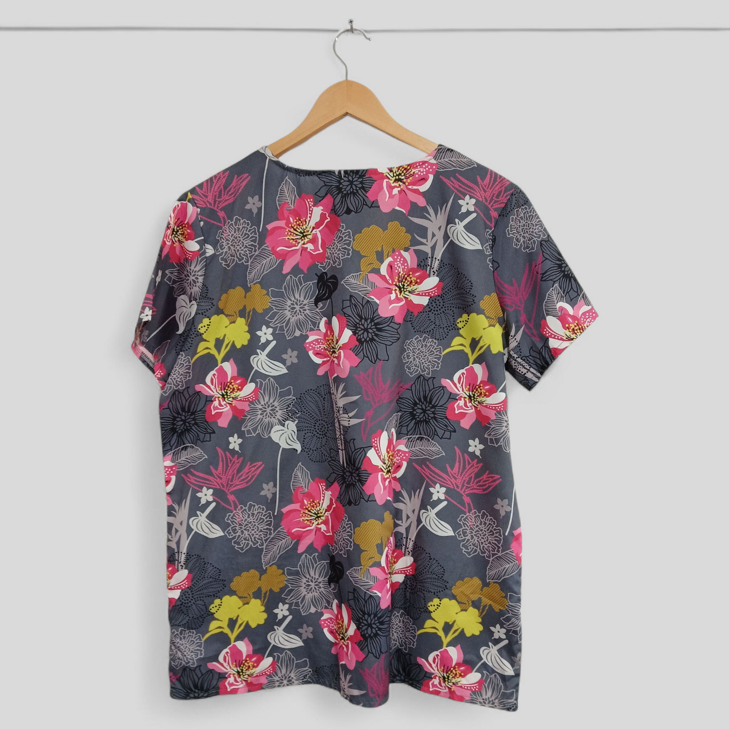 (L) Scrub Shirt | Grey Pink Flowers