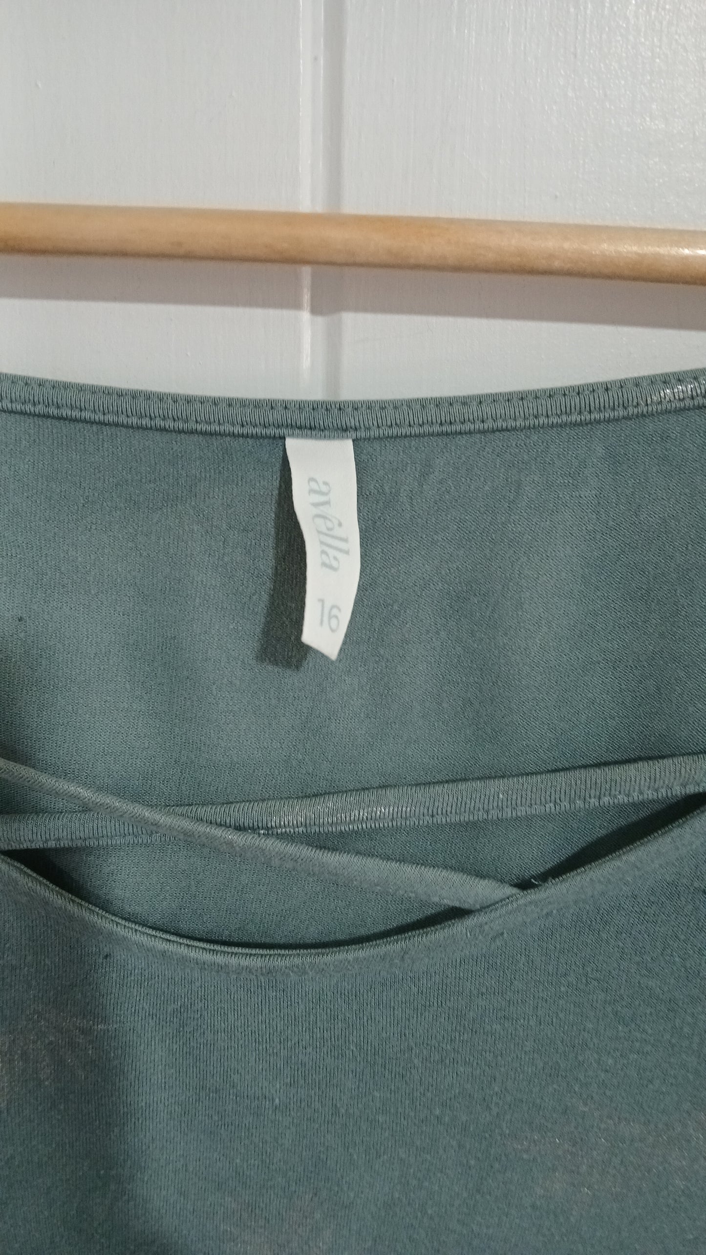 (16) Avella | Tee