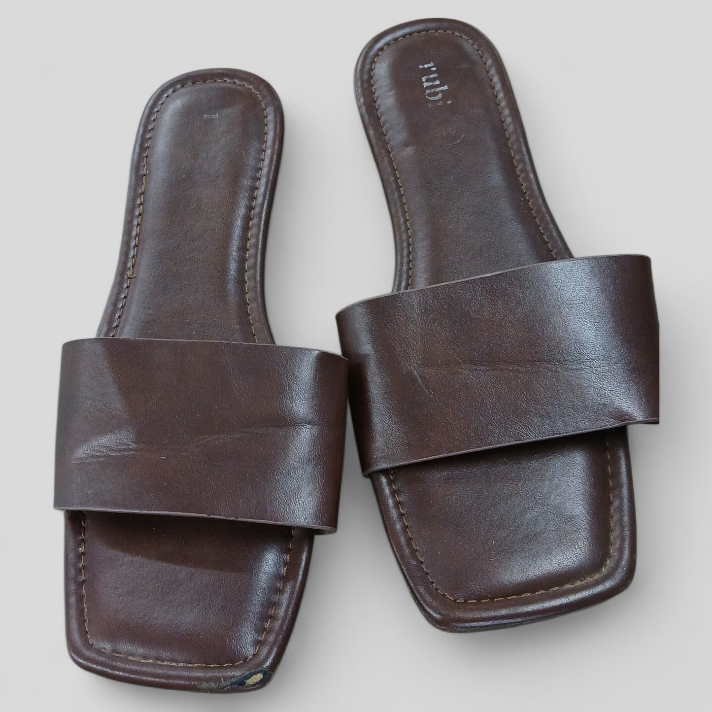 (40) Rubi | Brown Slides