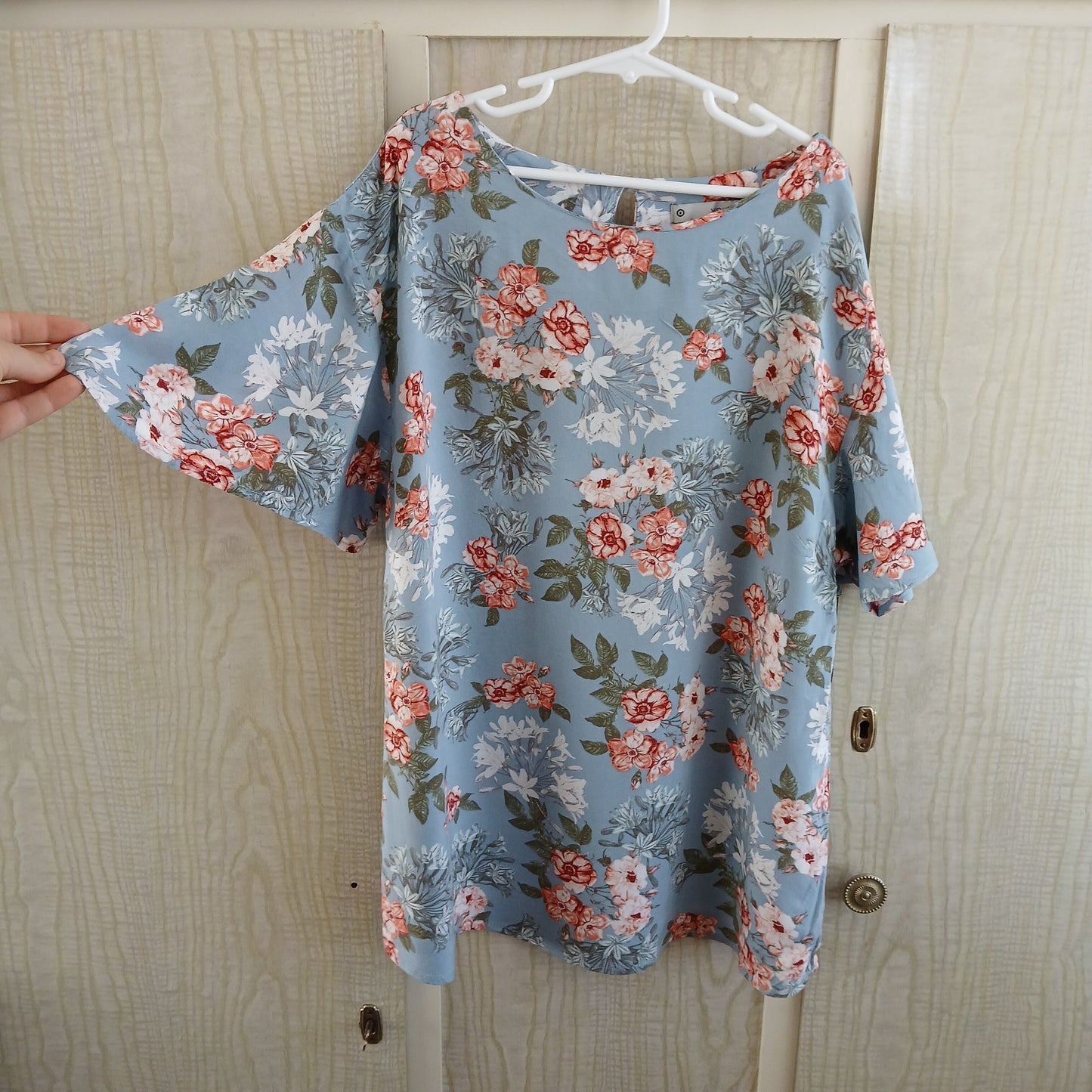 (8) Floral Blouse