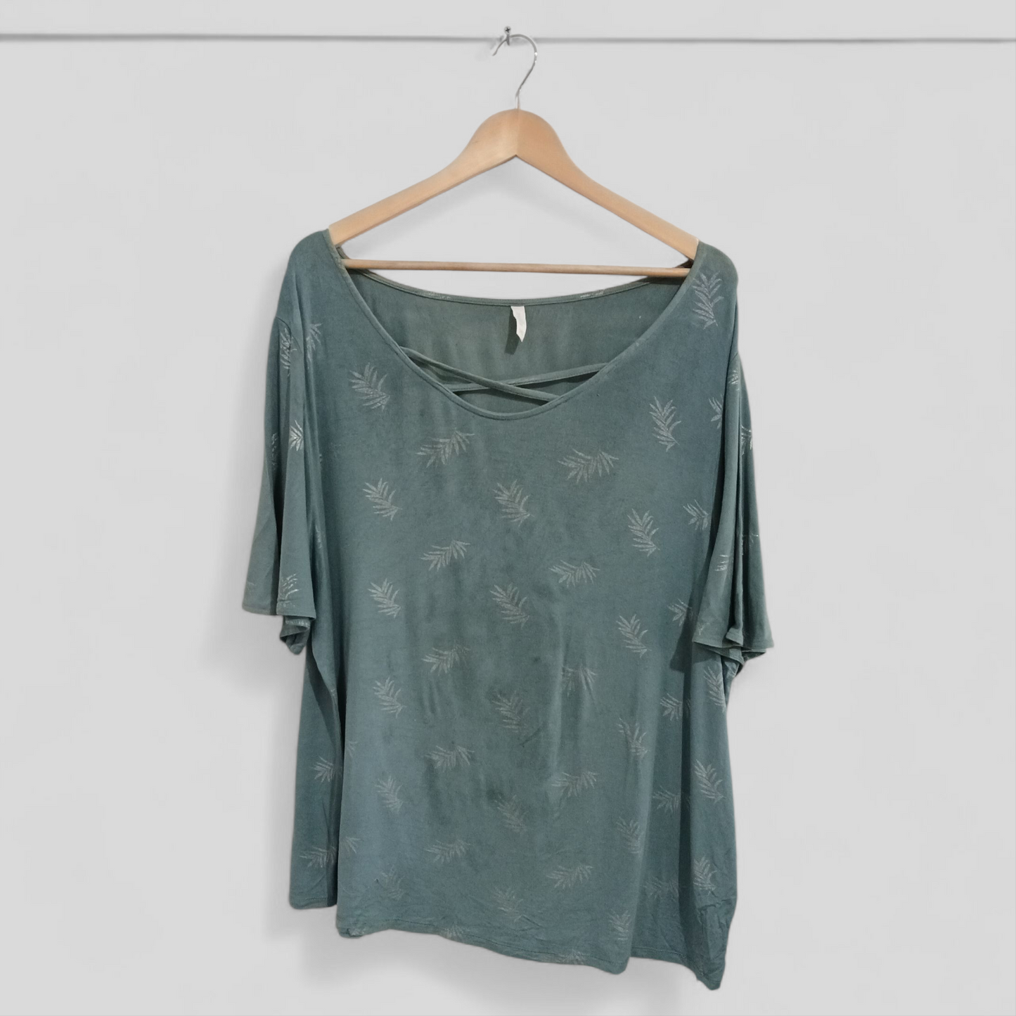 (16) Avella | Tee