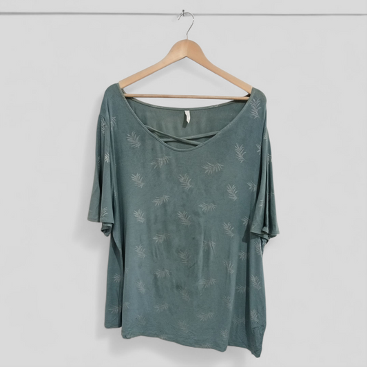 (16) Avella | Tee