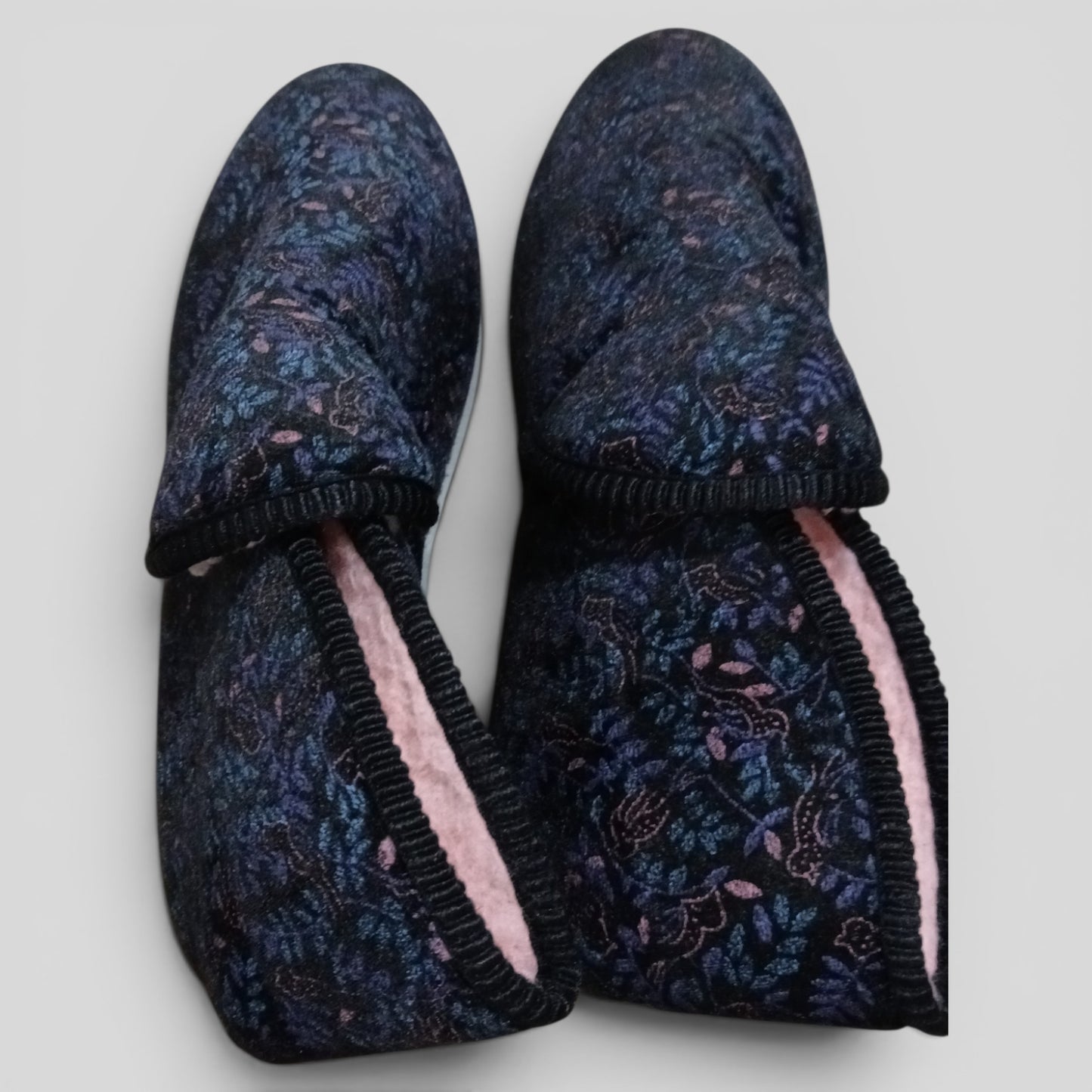 (8) Slippers