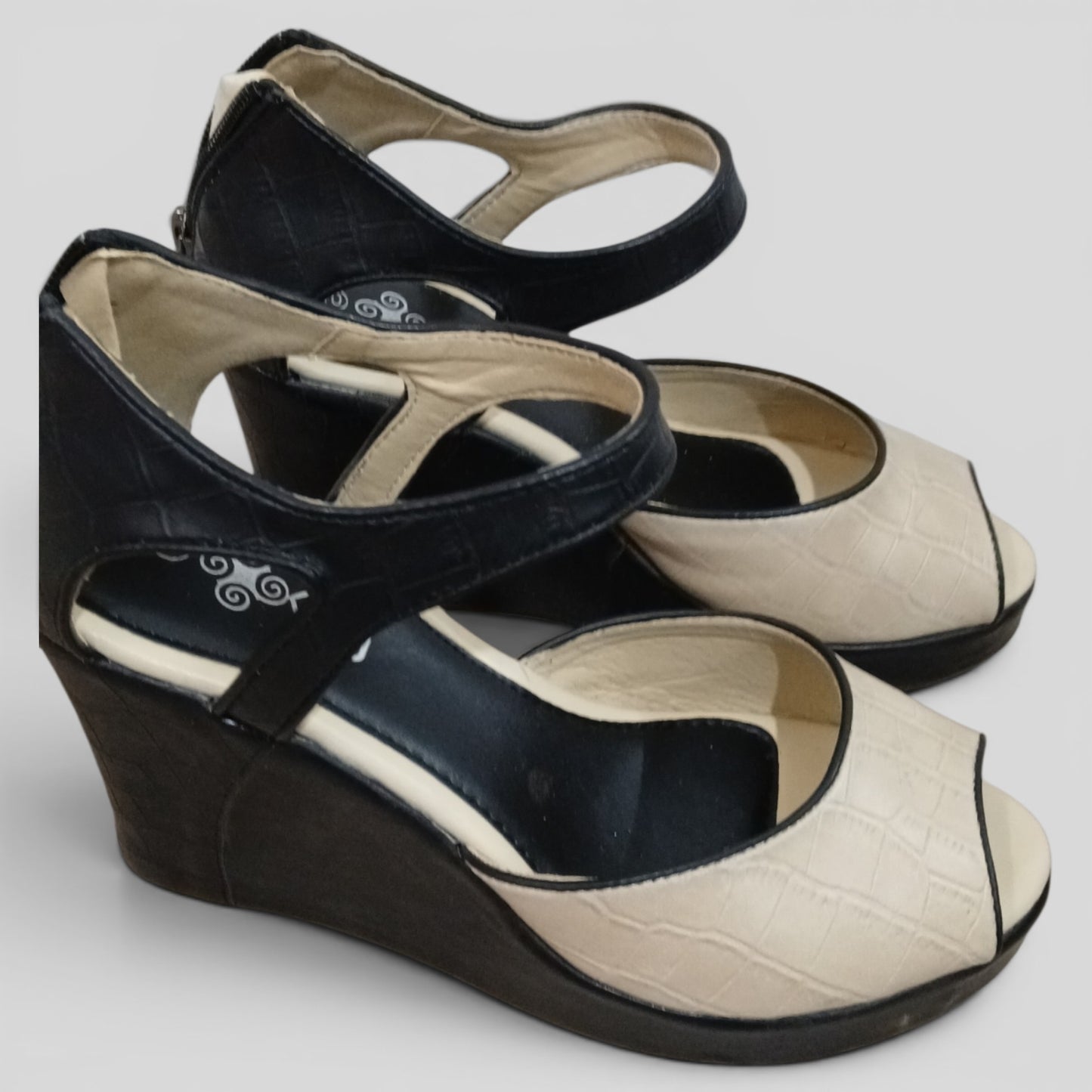(40) KMJ | Cream Black Heels
