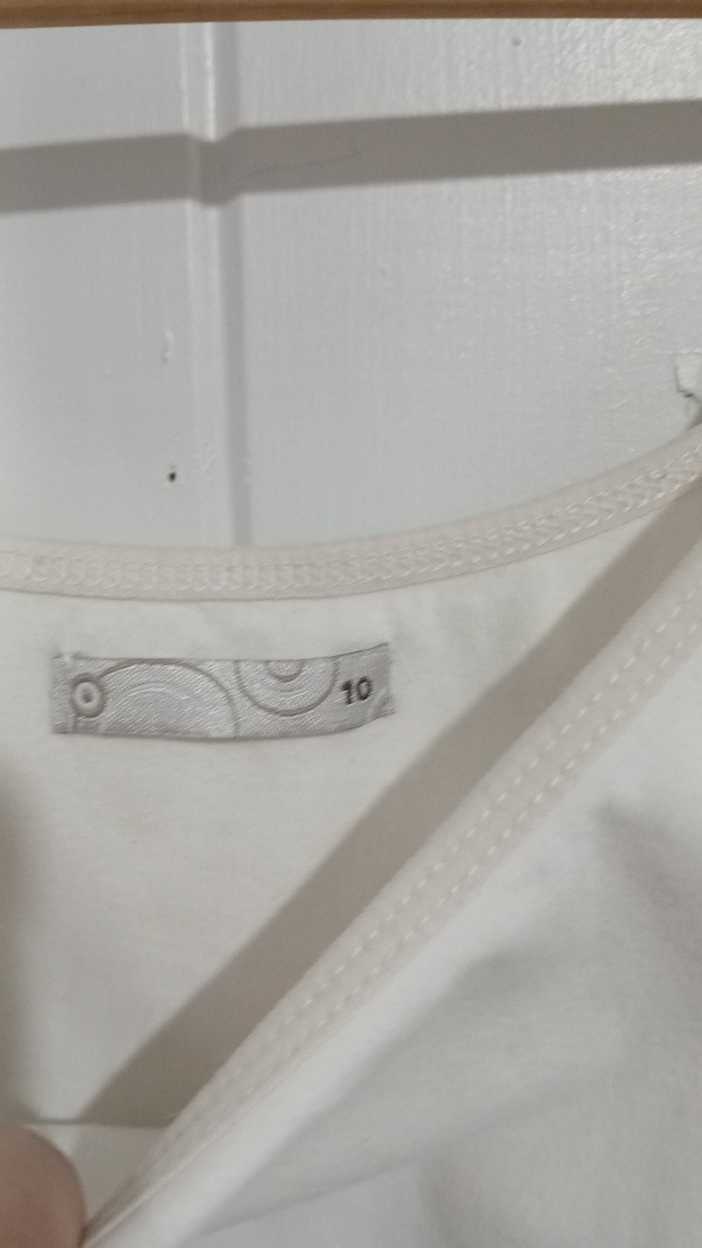 (10) Target | White Singlet