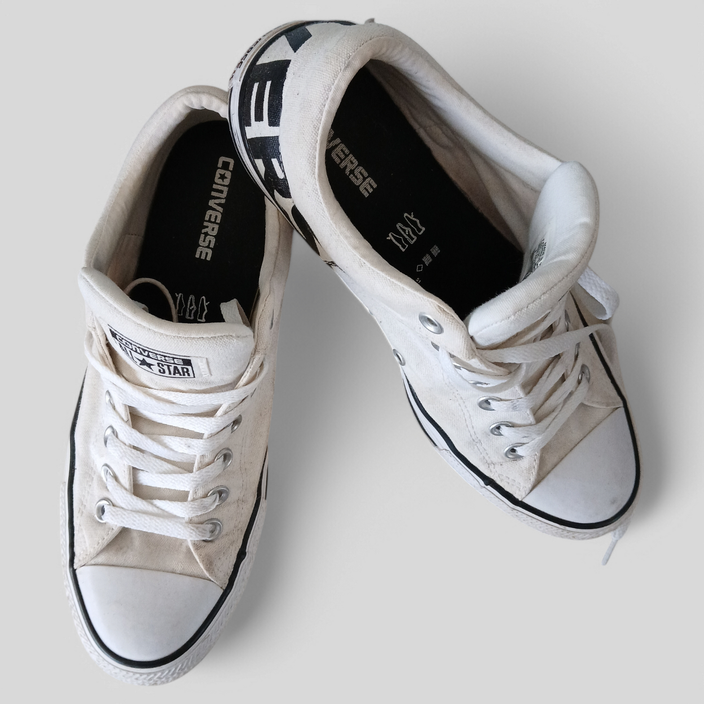 (9) Converse - white